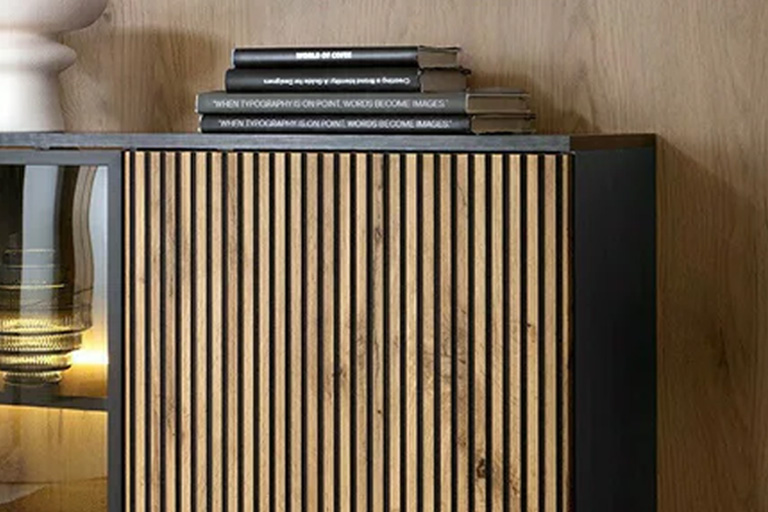 Baldai su grioveliais ar lamelėmis