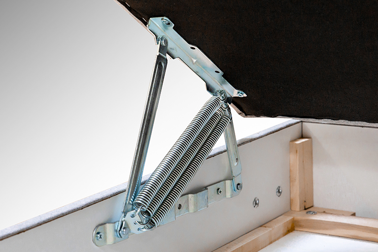 Spyruoklinis pakėlimo mechanizmas